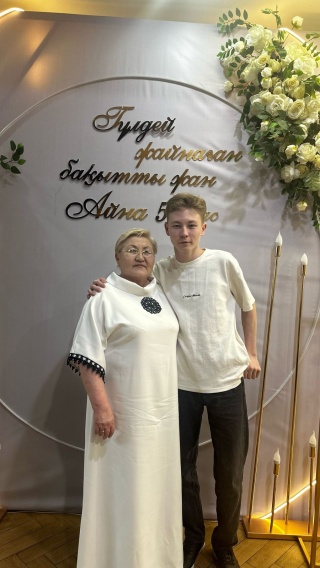 Әдемі анустың жақыннан түсірілген суреті Мен ұйықтап жатқан әйелдің аузына салдым