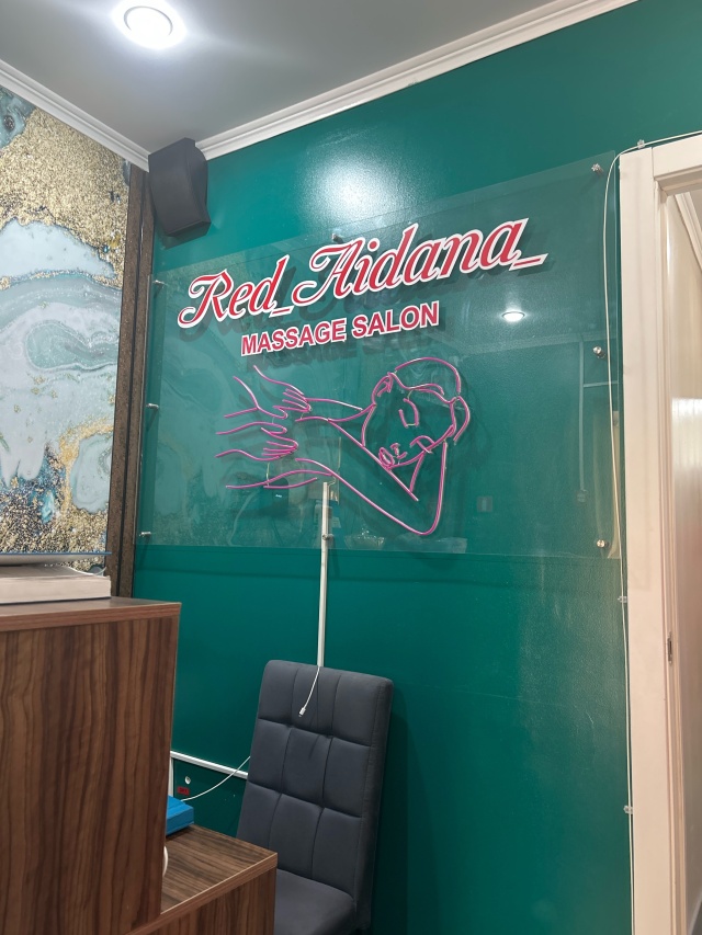 Секс туралы фильмдерді көрсету Амстафф шлюхты трахает