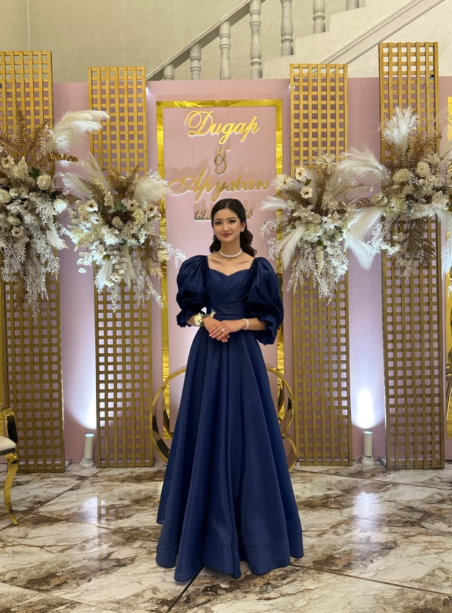 Ол кезек-кезек бәріне көңіл бөледі