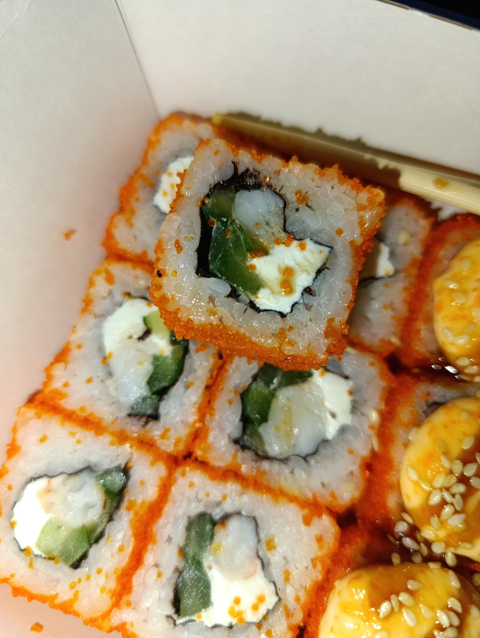 Латекс киген транни мастурбация жасайды.