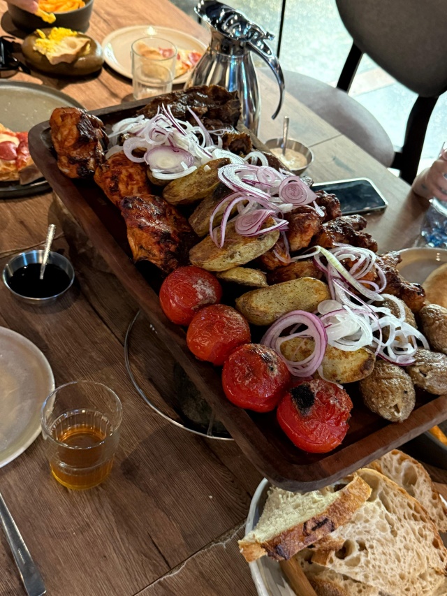 Бисексуал Джесси Джейн досын трахает және еркектің мүшесін сорады