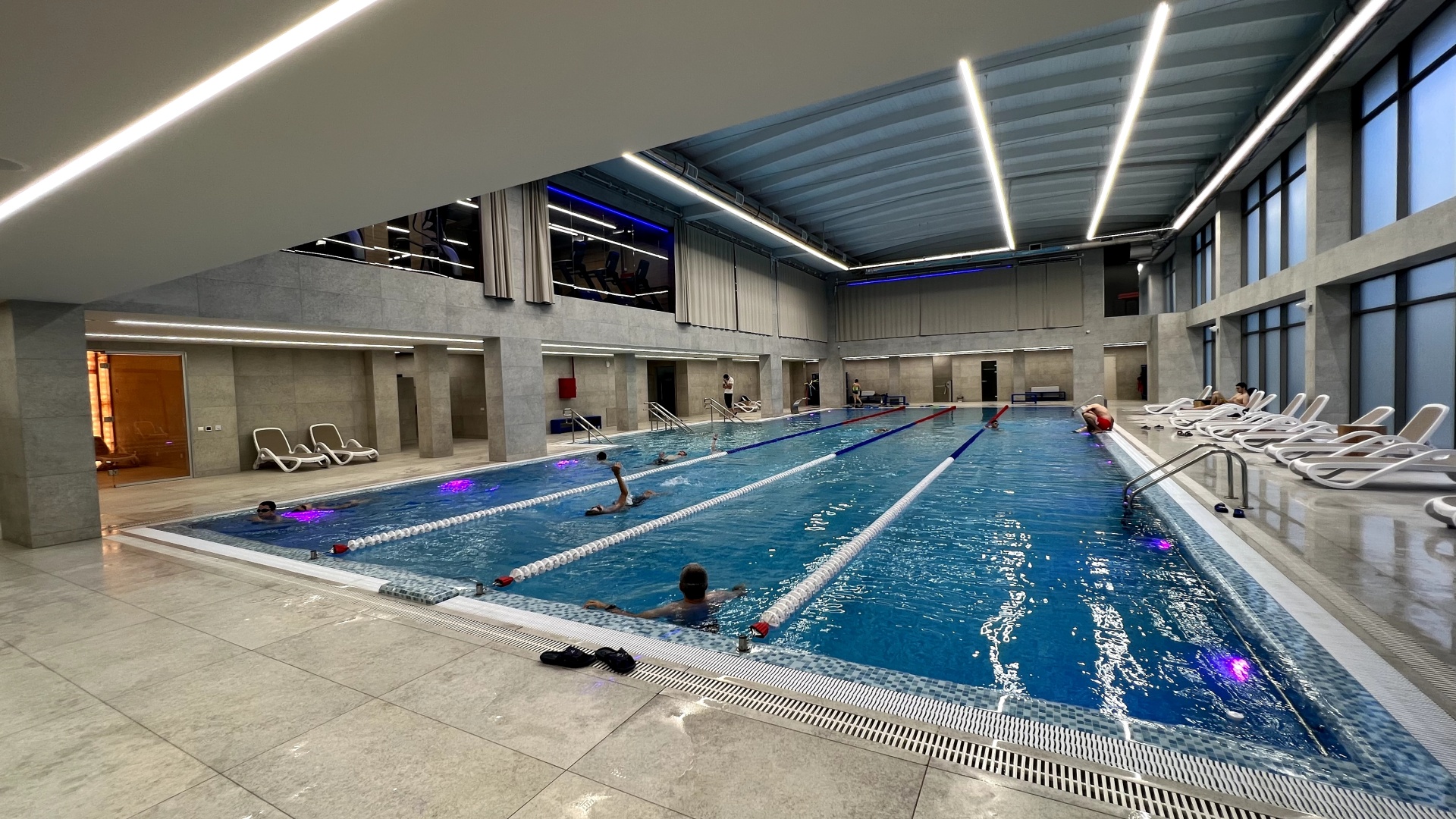 Бассейн голая семья в бане 