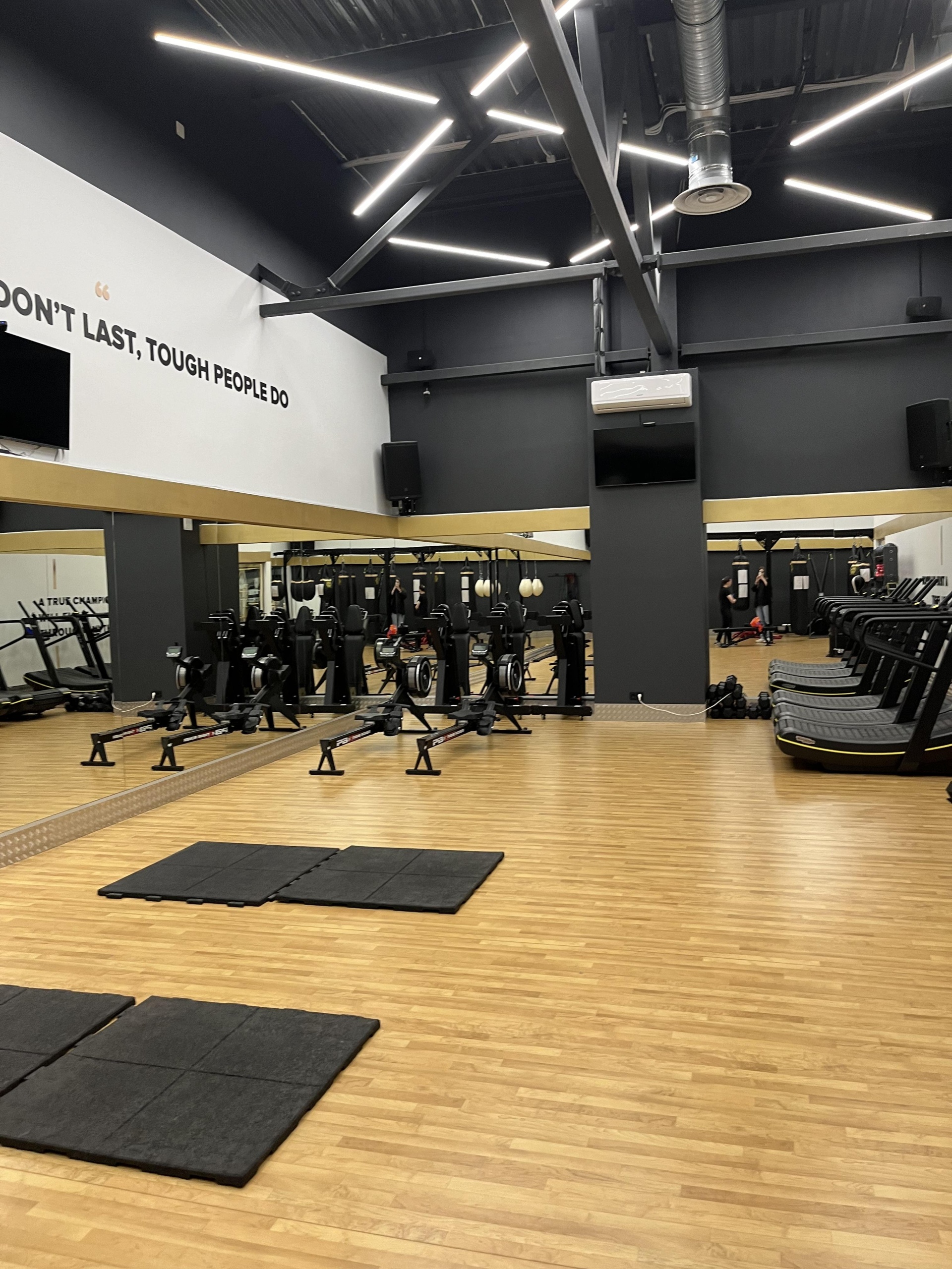 Санкт-Петербургтегі ХХХ түнгі клубында бос жұмыс орындары