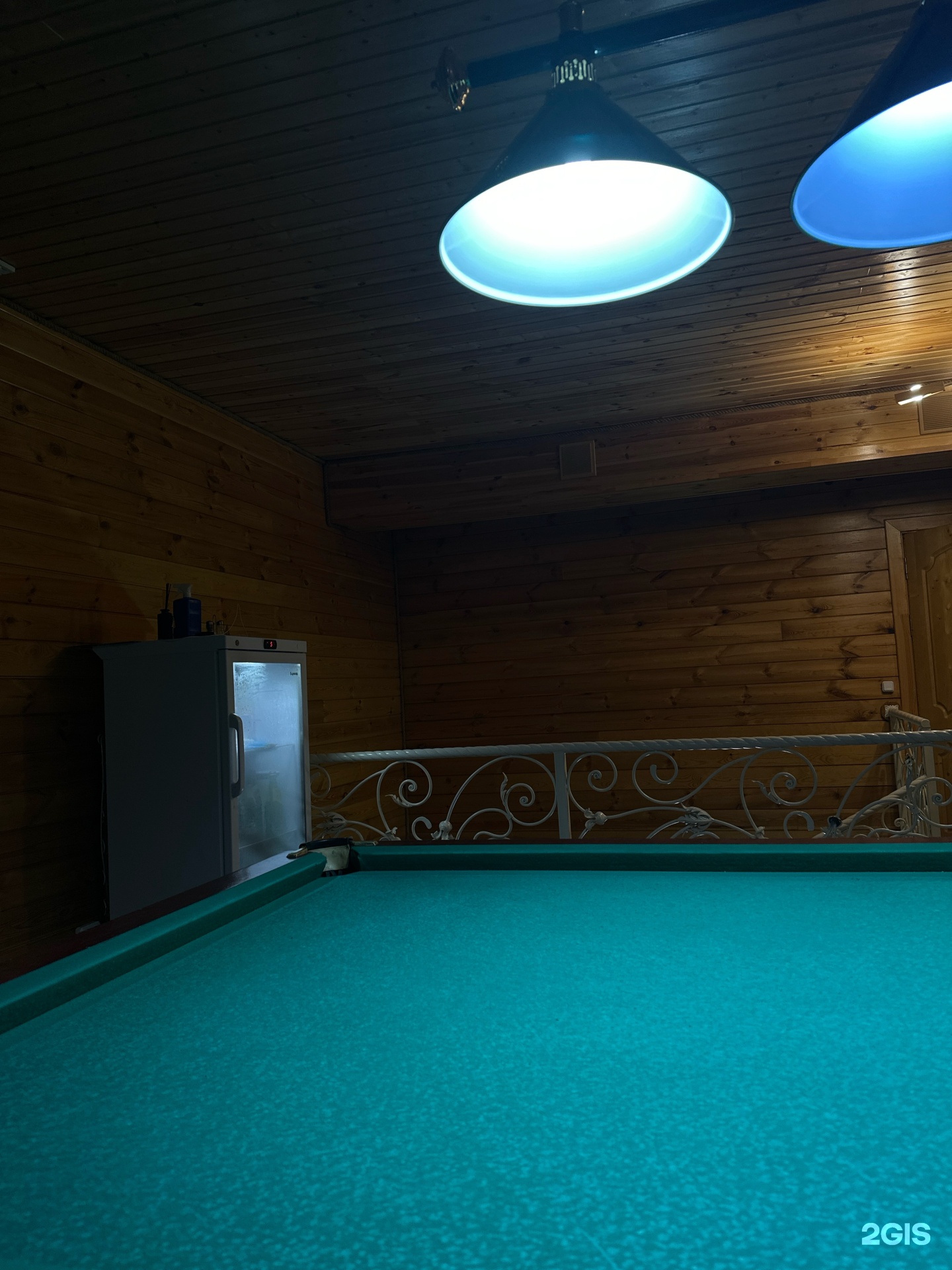 Бассейндегі жалаңаш әйелдер, су астындағы атыс