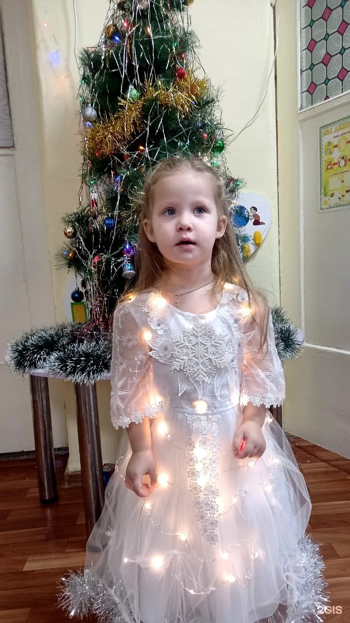 платье с мишурой детское. мишура на платье снежинки. обшить платье мишурой. платья обшитое сюшурой децкое. как обшить платье мишурой на новый год.