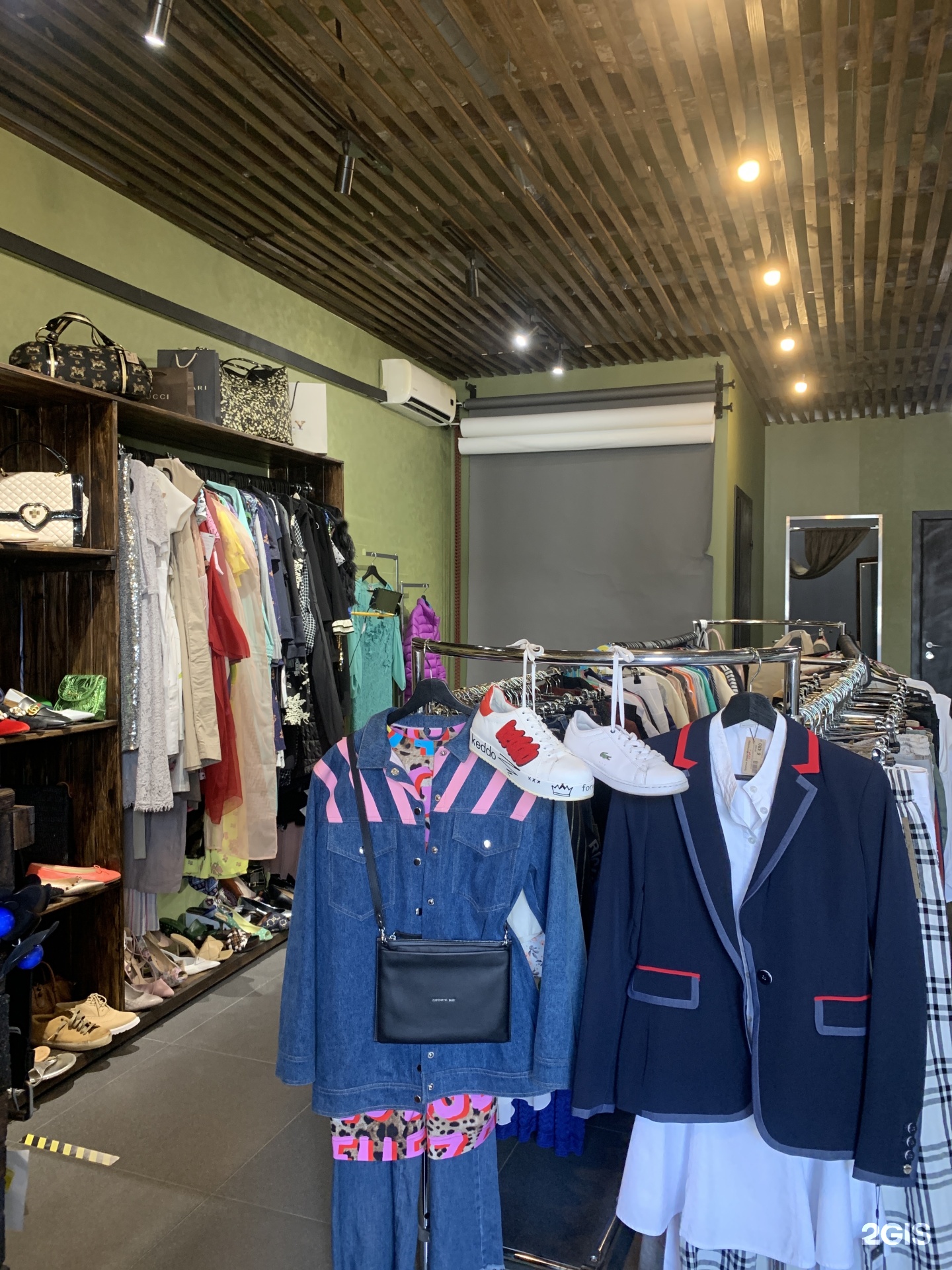 Одежда из финляндии в спб купить. Комиссионная одежда. Комиссионный магазин взрослой одежды. Иещё 18комиссионные магазины одеждыkomilfo, new life и другое. Брендовая комиссионка.