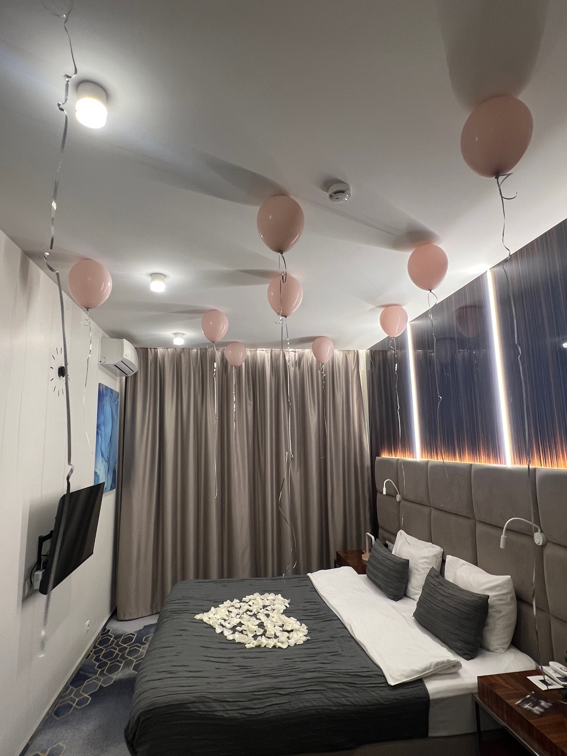 V Hotel&Rooftop lounge, отель, Пограничная улица, 14, Владивосток — 2ГИС